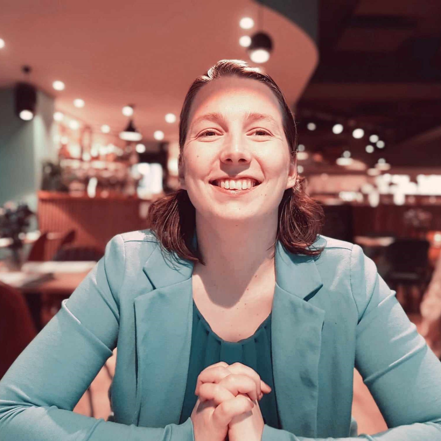 foto van Evelyn in een appelblauw vestje